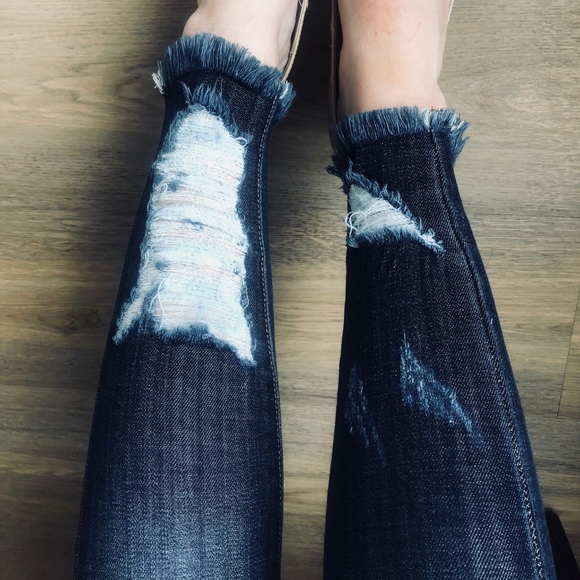 Dennyella Distressed Ankle Jeans - Picture 4 of 5